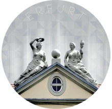 Erfurt Stadtsymbol mit zwei Frauenskulpturen auf einem Gebäude