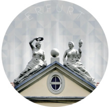 Erfurter Gebäude mit Statuen auf dem Dach