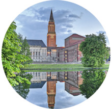 Ansicht des Kieler Rathauses mit Spiegelung im Wasser