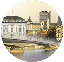 Ansicht der Stadt mit Brücke über den Fluss und historischen Gebäuden