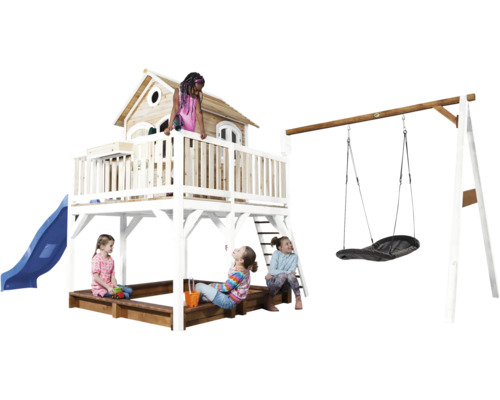 Spielplatz mit Spielhaus, Schaukel und Sandkasten für Kinder