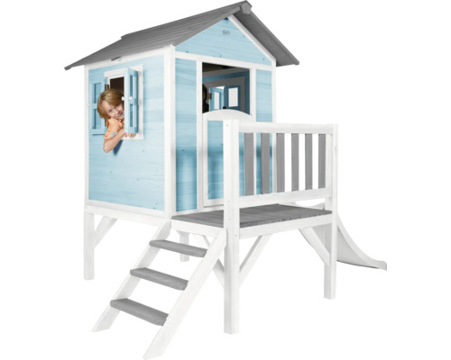 Spielhaus aus Holz mit Rutsche, Treppe und Terrasse im Garten
