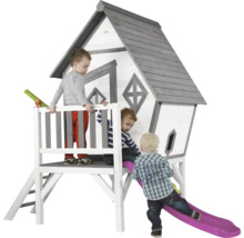 Spielhaus aus Holz mit Rutsche und Kindern