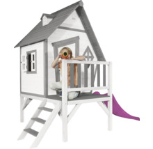 Spielhaus aus Holz mit Rutsche und Kind