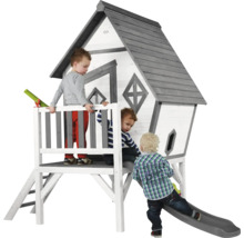Spielhaus aus Holz mit Rutsche und Kindern