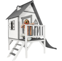 Kind im Spielhaus mit Rutsche und Treppe
