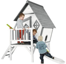 Spielhaus aus Holz mit Rutsche und Kindern