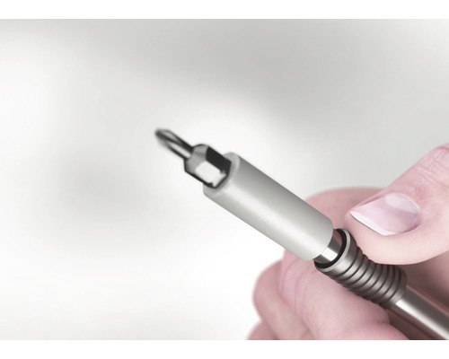 Hand hält Schraubendreher mit Bit