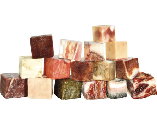 Stapel gefrorener Futterwürfel für Tiere