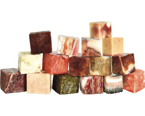 Verschiedene gefrorene Futterwürfel für Tiere gestapelt