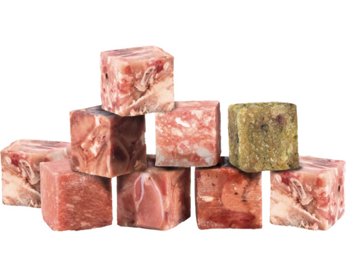 Verschiedene rohe Fleischwürfel für Hunde