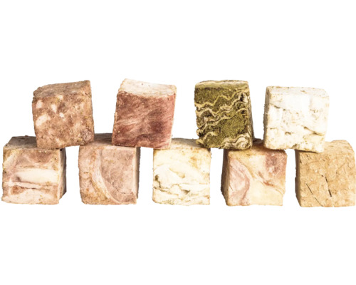 Zehn gestapelte Viehtränkelecksteine