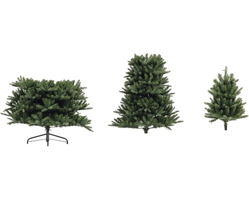 Drei künstliche Weihnachtsbäume unterschiedlicher Grösse