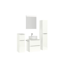 Badezimmerensemble mit Waschbecken, Waschtischunterschrank, Spiegelschrank und Hochschrank für ein helles, organisiertes Ambiente.