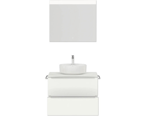 Badezimmer mit Waschbecken, Waschtischunterschrank und Spiegelschrank