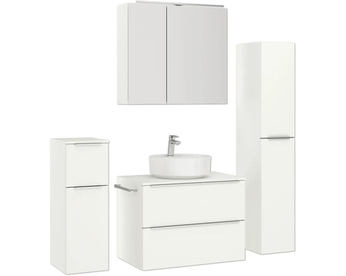 Badezimmer mit Waschtischunterschrank, Aufsatzwaschbecken, Hängeschrank und Hochschrank