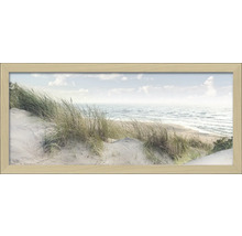 Gerahmtes Bild einer sandigen Düne mit Strandhafer, das zum Meer führt