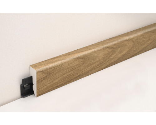 Sockelleiste aus Holz mit Befestigungsclip an der Wand