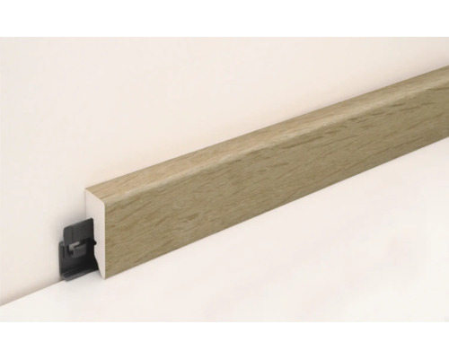 Sockelleiste mit Befestigungsclip an der Wand