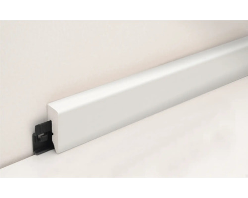 Sockelleiste mit Montageclips zur Wandbefestigung.