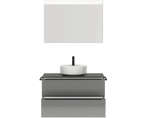 Badezimmer mit Waschtisch, Aufsatzwaschbecken und Spiegel