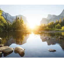Landschaft mit Fluss, Felsen und Bergen im hellen Sonnenlicht
