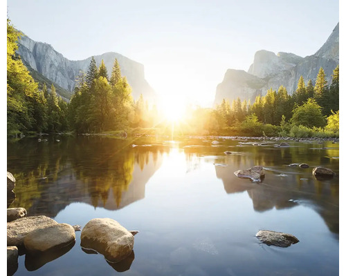 Landschaft mit Fluss, Felsen und Bergen im hellen Sonnenlicht