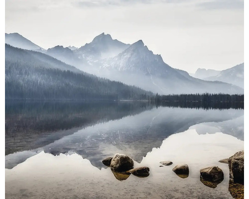 Landschaft mit See und Bergen im Hintergrund
