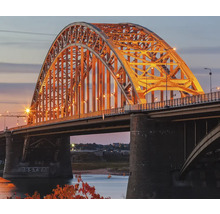 Beleuchtete Bogenbrücke bei Dämmerung