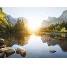 Landschaft mit Fluss, Bäumen und Bergen im Sonnenlicht