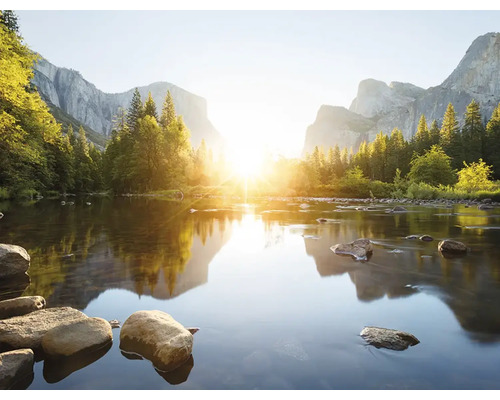 Landschaft mit Fluss, Bäumen und Bergen im Sonnenlicht