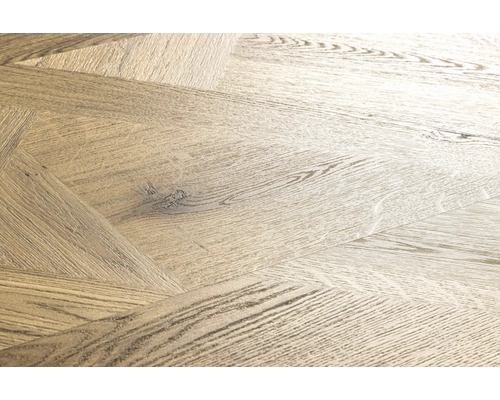 Parkettboden im Fischgrätenmuster aus Holz