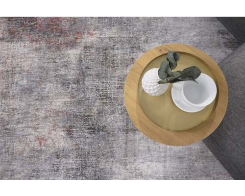 Teppich mit abstraktem Muster und Beistelltisch mit Dekoration