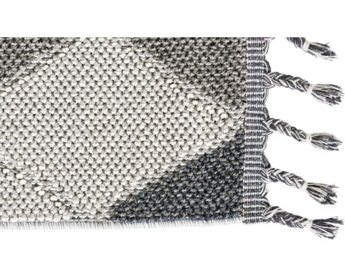 Detailansicht eines getufteten Teppichs mit Fransen