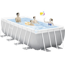 Rechteckiger Pool mit Familie und Wasserball