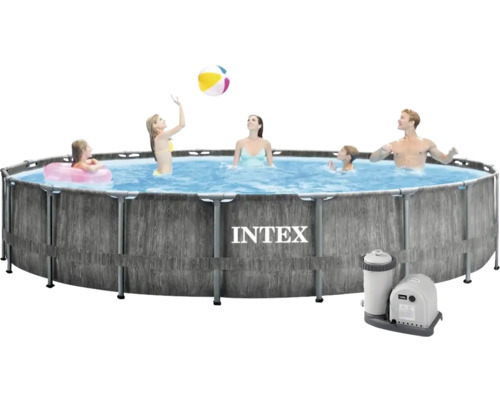 Intex Pool mit Wasserfilteranlage und Familie beim Badespaß