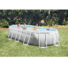 Familie im Frame-Pool von Intex im Garten