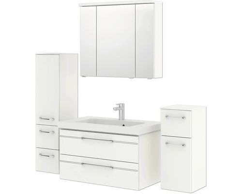Weißes Badezimmermöbelset mit Waschtisch, Spiegelschrank und Seitenschränken für ein helles und organisiertes Badezimmer.