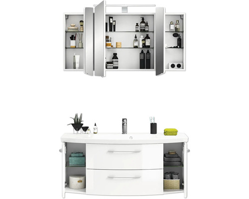 Badezimmeransicht mit Waschbeckenunterschrank und Spiegelschrank mit offen stehenden Türen