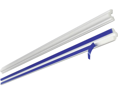 Zwei weiße Zierleisten, eine mit Klebestreifen.