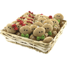 Korb gefüllt mit Lebkuchenmann-Plüschtieren mit Schleifen