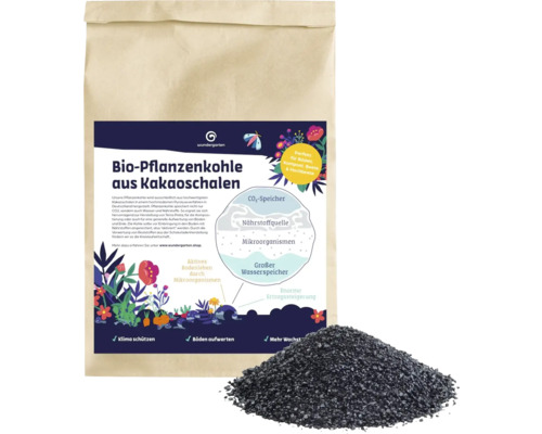 Bio Pflanzenkohle aus Kakaoschalen Wundergarten 25 L Bio Pflanzenkohle aus Kakaoschalen in einer Papiertüte mit Kohle Haufen