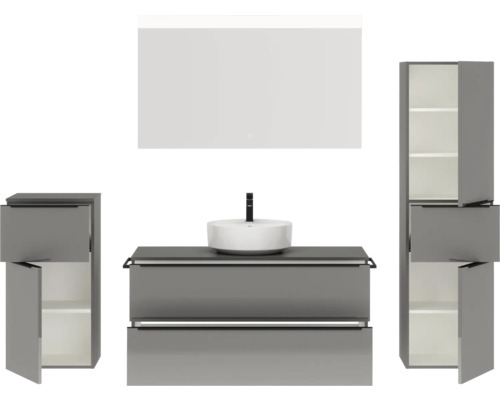 Modernes Badezimmer-Set mit Waschtisch, Spiegel und offenen Schränken.