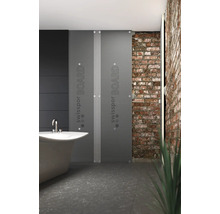 Badezimmer mit Badewanne, Ziegelwand und Swissport Board