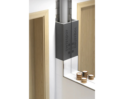 Innenraum mit Rohrverkleidung und Ablage