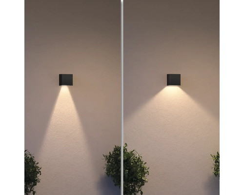Zwei quadratische Außenwandleuchten mit unterschiedlicher Lichtfarbe an einer Wand