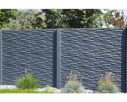 Betonzäunelement mit Struktur und Zaunpfosten im Garten