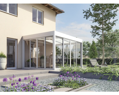 Außenansicht eines modernen Wintergartens mit Glaswänden und blühendem Garten