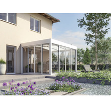 Veranda mit Glasfronten und angrenzendem Garten