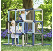 Zwei Kinder spielen auf einem Klettergerüst im Garten.